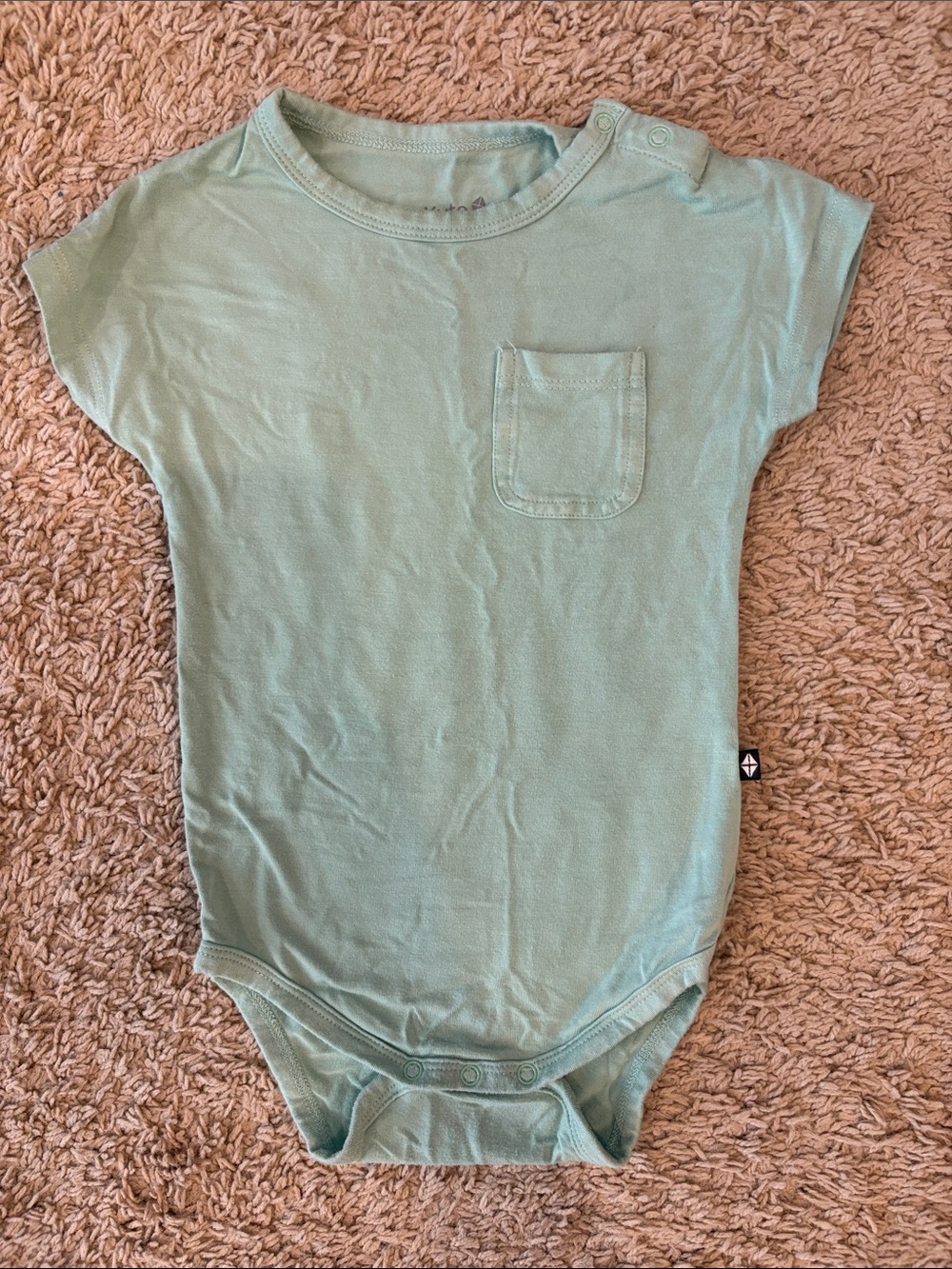 Kyte BABY Crew Neck Bodysuit in Wasabi. Like New. Size 12-18 mos.